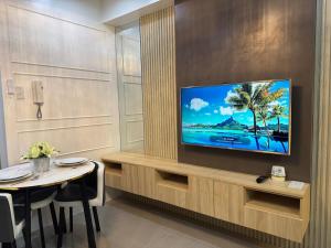 Et tv og/eller underholdning på Sunny side Cityscape C2 RM 1716 Shore Residences by Prime Stay MOA