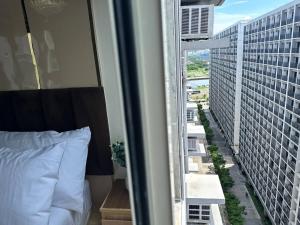 En eller flere senge i et værelse på Sunny side Cityscape C2 RM 1716 Shore Residences by Prime Stay MOA