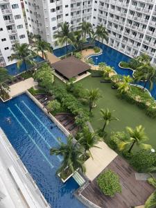 Swimmingpoolen hos eller tæt på Sunny side Cityscape C2 RM 1716 Shore Residences by Prime Stay MOA