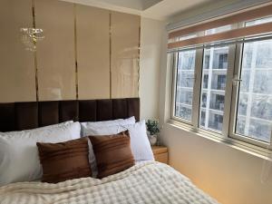 En eller flere senge i et værelse på Sunny side Cityscape C2 RM 1716 Shore Residences by Prime Stay MOA + 42 billeder