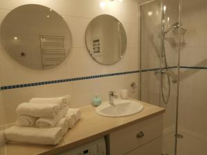 Ein Badezimmer in der Unterkunft Apartament Przy Plaży 3 Karwia