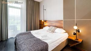 Una habitación de hotel con una cama y una ventana. en Wonder Hill - bajkowy widok na góry i zalew, dostęp do basenów i jacuzzi, en Sosnówka