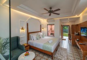 Una televisión o centro de entretenimiento en The Feel Munnar Resort