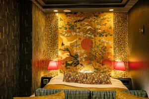 een slaapkamer met een bed met een bloemenmuur bij HOTEL FIVE plus -Adult Only- in Osaka +10 foto's