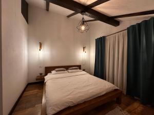 a bedroom with a large bed in a room at Cabana Dintre Fagi in Poiana Mărului