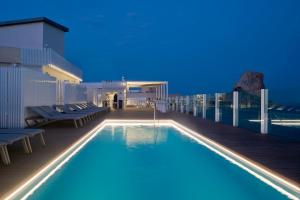 una piscina en la azotea de un edificio en Hotel Bahía Calpe by Pierre & Vacances, en Calpe