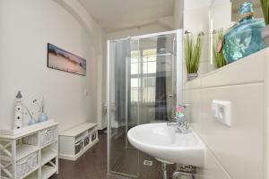 a white bathroom with a sink and a shower at FeWo der Villa Ephraim - Schwarze Straße in Görlitz +66 photos