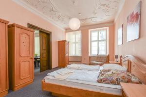 a bedroom with a bed and a chair in it at FeWo der Villa Ephraim - Schwarze Straße in Görlitz
