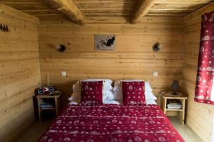 A room at Les Chalets du Bonheur