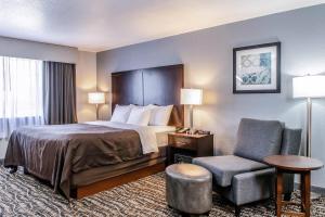 ユーリカにあるクラリオン ホテル バイ フンボルト ベイのベッドと椅子のあるホテルの部屋