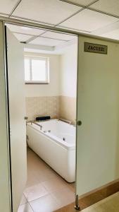 Afbeelding uit fotogalerij van 13th Floor 3BHK Flat with Mountain View in Bangalore