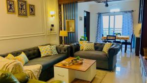 Afbeelding uit fotogalerij van 13th Floor 3BHK Flat with Mountain View in Bangalore +14 foto's