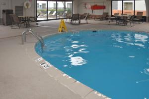 a swimming pool with a slide in a building at Quality Inn Perrysburg - Toledo South in Perrysburg