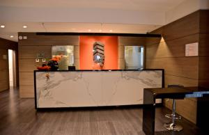vestíbulo con encimera de mármol y mesa en Hotel Forum en Baranzate