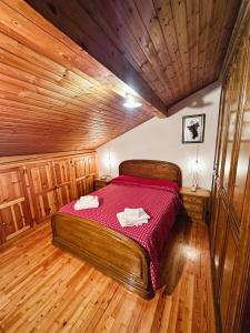 Un dormitorio con una cama en una habitación de madera. en L'Atelier du Temps - Le Nid, en Aosta
