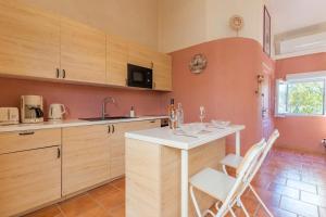 a kitchen with a table and chairs in a room at Domaine Plan Des Devens Volupté in Roussillon