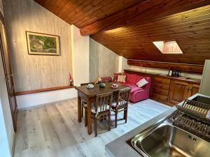 una sala de estar con una mesa y un sofá en L'Atelier du Temps - Le Nid, en Aosta 10 fotos más
