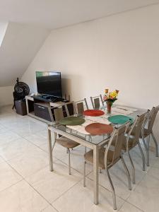Un comedor con una mesa de cristal y sillas. en Casa Tamandaré Ramos, en Tamandaré 74 fotos más