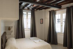 ヴェネツィアにあるCà del Gamberoのベッドルーム1室(ベッド1台、窓2つ付)