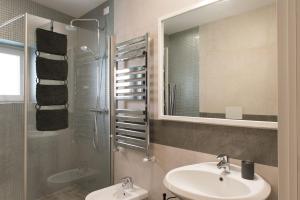 a bathroom with a sink and a shower and a mirror at Cà del Gambero in Venice