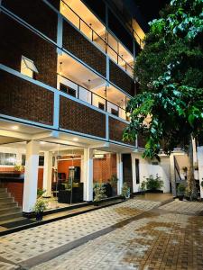 ein Backsteingebäude mit einem Innenhof davor in der Unterkunft Unic Residence And Transit Hotel in Katunayaka
