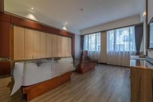 une grande pièce avec parquet et grandes fenêtres dans l'établissement Shuguang Liting Hotel Ningbo, à Ningbo 114 autres photos