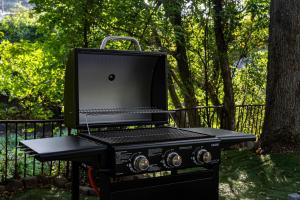 a black grill sitting on top of a barbecue at プライベートリゾート河津 in Kawazu