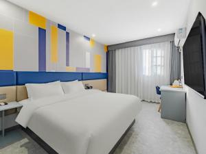 A television and/or entertainment centre at 7 Days Inn Nanchang Shuanggang Metro Station University of Finance and Economics