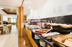 un buffet avec de nombreux types de nourriture différents dans l'établissement Exe Cristal Palace, à Barcelone