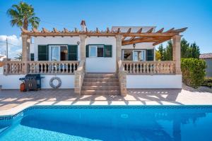Villa con piscina y pérgola en Villa Petre, en Cala'n Porter