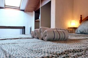 ein Schlafzimmer mit einem Bett mit Handtüchern darauf in der Unterkunft Comfortable apartment with pool facing the sea in Six-Fours-les-Plages