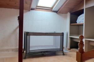 ein großer Spiegel in einem Raum mit einem Fenster in der Unterkunft Comfortable apartment with pool facing the sea in Six-Fours-les-Plages + 13 Fotos