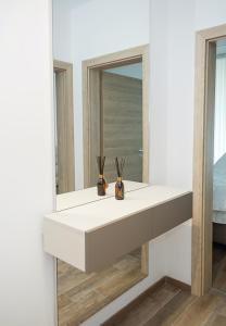 une salle de bain avec un miroir et un lavabo dans l'établissement Chic One-Bedroom Getaway in Azur Deluxe Complex by Flat Mаnаger, à Saints Constantine et Helena