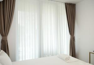 une chambre avec un lit et une grande fenêtre dans l'établissement Chic One-Bedroom Getaway in Azur Deluxe Complex by Flat Mаnаger, à Saints Constantine et Helena 16 autres photos