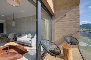 Una sala de estar con dos sillas y una mesa. en RentPlanet - Apartament Karkonoski, en Sosnówka