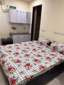 Ένα ή περισσότερα κρεβάτια σε δωμάτιο στο AC room with attached washroom +2 φωτογραφίες