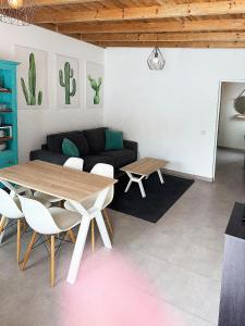 ティアスにあるApartamento Alma 1 by Escape Homeのテーブルとソファのあるリビングルーム +3枚の写真