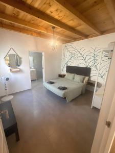 un dormitorio con una cama y una litera en Apartamento Alma 2 by Escape Home, en Tías