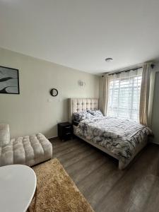 Ένα ή περισσότερα κρεβάτια σε δωμάτιο στο The Luxe 24Studio Apartment