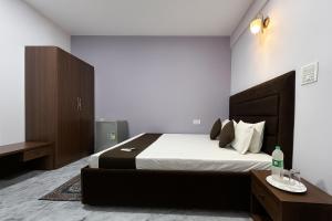 a bedroom with a large bed in a room at Pariksh!t's Rental Apartments in Calangute