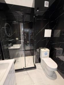 a bathroom with a toilet and a shower at моя квартира in Yakkasaray