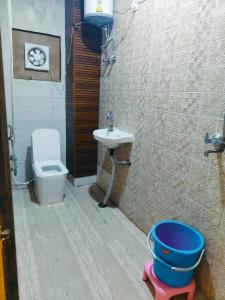 Un baño de Hotel Premium Residency