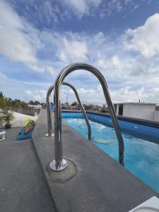 Bazén v ubytování Island Wave Surf Hostel nebo v jeho okolí