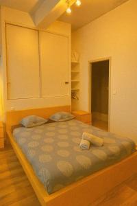 Un dormitorio con una cama con dos toallas encima. en Appartement 4 voyageurs avec terrasse et WIFI - Proche Cité Médiévale, en Carcassonne