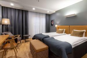 Ένα ή περισσότερα κρεβάτια σε δωμάτιο στο Scandic Tampere City +42 φωτογραφίες