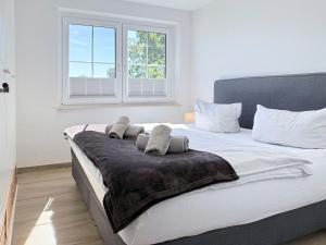 Un dormitorio con una cama grande con dos toallas encima. en Strandhafer, en Zingst