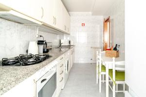 Η κουζίνα ή μικρή κουζίνα στο Lagoa Residence +8 φωτογραφίες