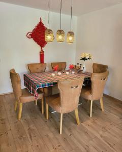 een eetkamer met een tafel met stoelen en een tafel bij Garden-Apartment next to the forest, free parking in Schonach