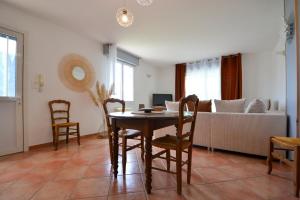 Ruang duduk di Appartement Climatisé Bezouce