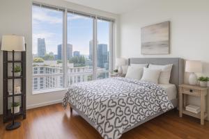 Postel nebo postele na pokoji v ubytování Bright and Spacious 2BR Condo in the Heart of Vancouver